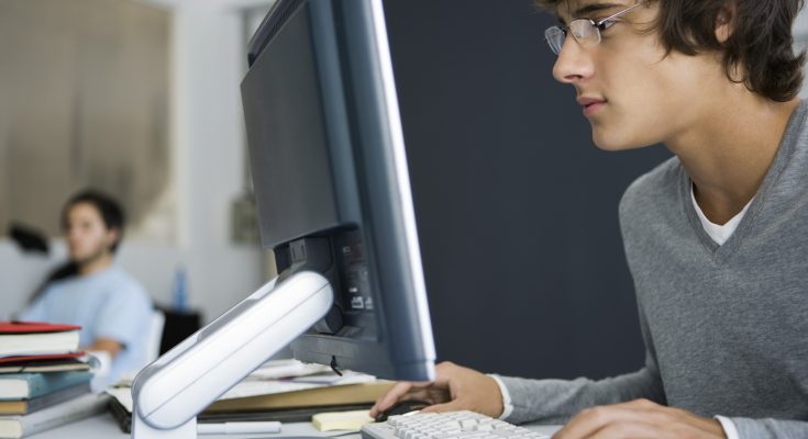 office-worker-computer-screen-keyboard-ergonomics