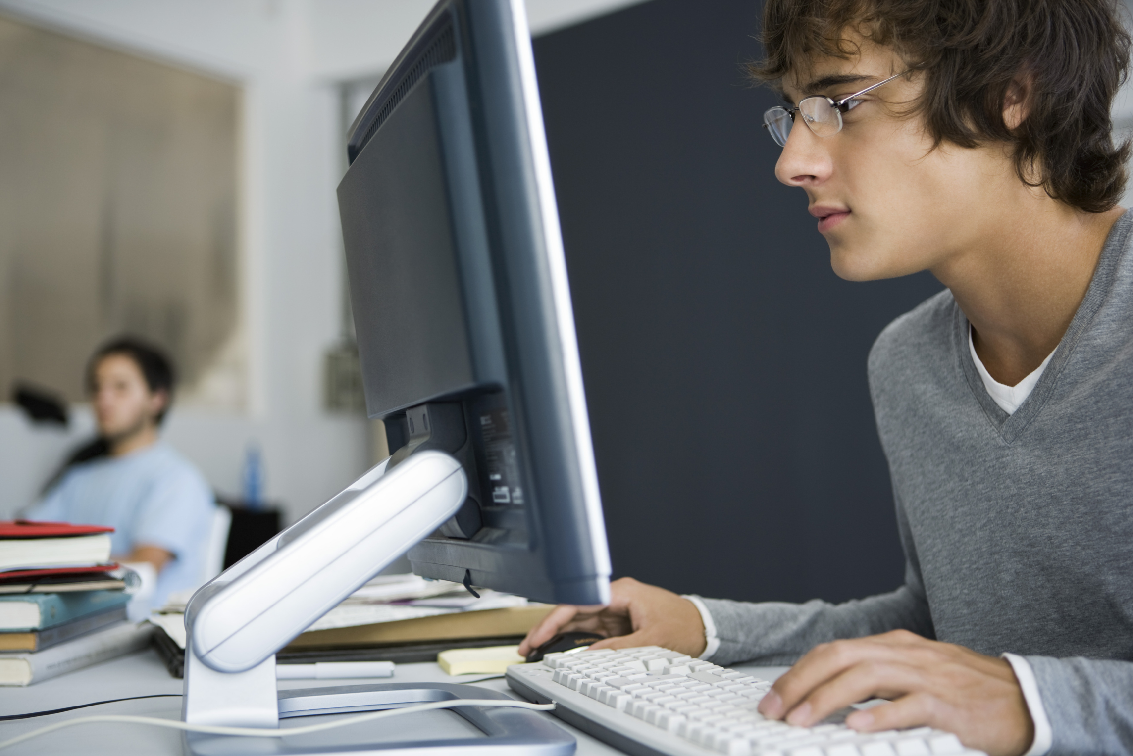 office-worker-computer-screen-keyboard-ergonomics