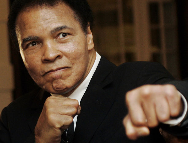 U.S. boxing great Muhammad Ali poses during the Crystal Award ceremony at the World Economic Forum (WEF) in Davos, Switzerland January 28, 2006. REUTERS/Andreas Meier - RTXYWIU