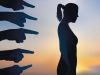 Main - Femme - montrer du doigt - Horizon soleil